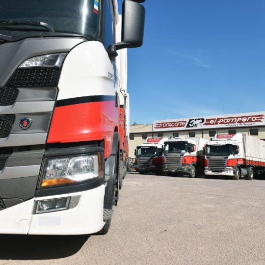 Foto de la flota de camiones de Transportes El Pampero y Servicios Logísticos